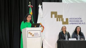 Nina Carolina Izábal Martínez, Presidenta del Colegio de Urbanistas de México, durante su mensaje en la toma de protesta de la Asociación Mexicana de Urbanistas A.C. en el Estado de México.