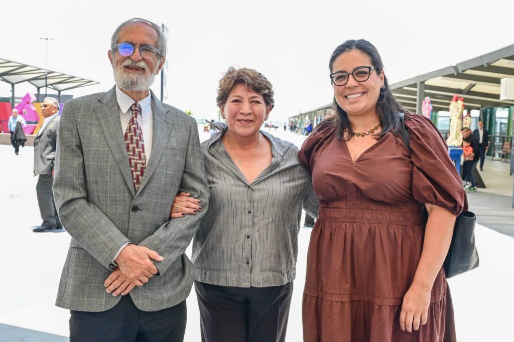 La gobernadora del Estado de México junto a representantes del Colegio de Urbanistas de México, en un encuentro para fortalecer alianzas en favor de las ciudades.