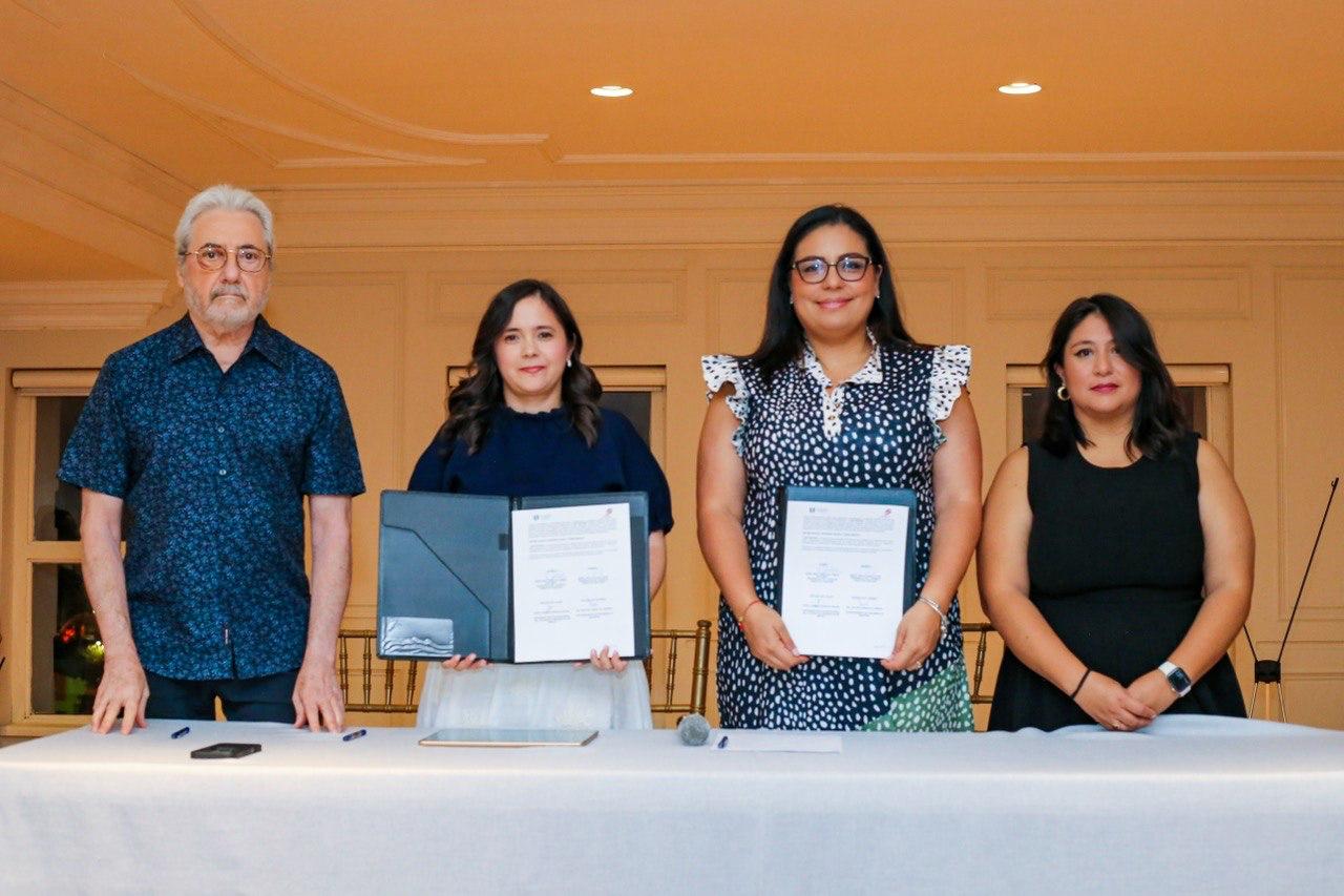 Representantes del ECUM y SURMAC sostienen documentos durante la firma de un convenio de colaboración para impulsar una agenda técnica conjunta de desarrollo urbano.